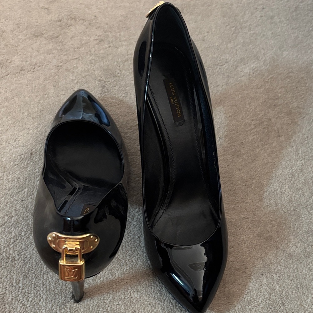 💯Authentic. Louis Vuitton Black Heels with Gold Accent. In excellent condition